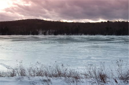 simsearch:841-02704321,k - A frozen lake in winter, Lake Myosotis in Rensselaerville, New York State, United States of America, North America Foto de stock - Direito Controlado, Número: 841-03454226