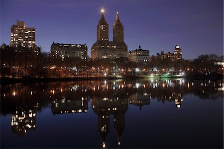 The San Remo Towers, Central Park West skyline at night reflected in the Lake, Central Park, Manhattan, New York City, United States of America, North America Foto de stock - Con derechos protegidos, Código: 841-03454316
