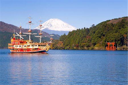 simsearch:841-03035755,k - Tourist pleasure boat on lake Ashino-ko with the red torii gates of Hakone-jinja rising from the lake and snow capped Mount Fuji beyond, Fuji-Hakone-Izu National Park, Hakone, Central Honshu (Chubu), Japan, Asia Foto de stock - Con derechos protegidos, Código: 841-03489571