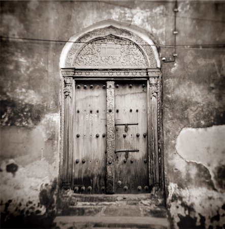 Image prise avec un Holga moyen format 120 film toy camera de vieille porte de bois clouté omanais, Stonetown, Zanzibar, Tanzanie, Afrique de l'est, Afrique Photographie de stock - Rights-Managed, Code: 841-03489604