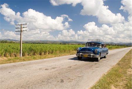 simsearch:841-03035264,k - A vintage 1950's American Buick driving along a road through fields of sugar cane in Sancti Spiritus, Cuba, West Indies, Central America Foto de stock - Con derechos protegidos, Código: 841-03483699