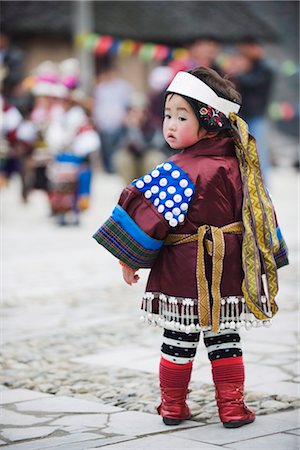 Une jeune fille en costume ethnique lors d'un festival du nouvel an lunaire dans le village de Qingman, Province de Guizhou, en Chine, l'Asie Miao Photographie de stock - Rights-Managed, Code: 841-03490000