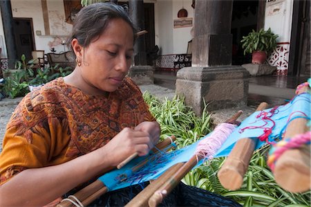 Woman weaving cloth, Antigua, Guatemala, Central America Foto de stock - Direito Controlado, Número: 841-03490012