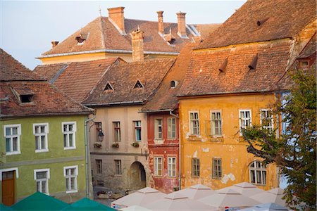 sighisoara - Piata Cetatii, place centrale de la citadelle médiévale, entourée de rues pavées bordées de bourgeoise du XVIème siècle abrite, Sighisoara, patrimoine mondial UNESCO, Transylvanie, Roumanie, Europe Photographie de stock - Rights-Managed, Code: 841-03505143