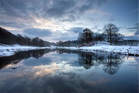 Winter view of River Brathay at dawn, under snow with reflections, near Elterwater Village, Ambleside, Lake District National Park, Cumbria, England, United Kingdom, Europe Foto de stock - Con derechos protegidos, Código: 841-03505229