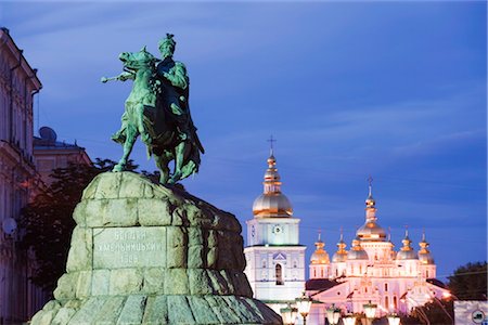 Bohdan Khmelnytsky statue, and St. Michael's Gold Domed Monastery, 2001 copy of 1108 original, Kiev, Ukraine, Europe Foto de stock - Direito Controlado, Número: 841-03505636