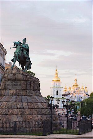 Bohdan Khmelnytsky statue, and St. Michaels Gold Domed Monastery, 2001 copy of 1108 original, Kiev, Ukraine, Europe Foto de stock - Direito Controlado, Número: 841-03505630