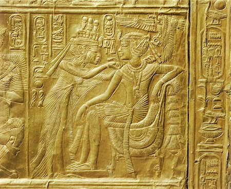 Détail de l'extérieur de la châsse dorée montrant la Reine attache un collier autour du cou du roi, de la tombe du Pharaon Toutankhamon, découvert dans la vallée des rois, Thèbes, en Égypte, en Afrique du Nord, Afrique Photographie de stock - Rights-Managed, Code: 841-03505793