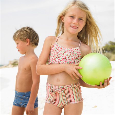 front view of girl playing in the sand - Boy and girl (6-8) on beach playing with ball Foto de stock - Con derechos protegidos, Código: 841-03507728