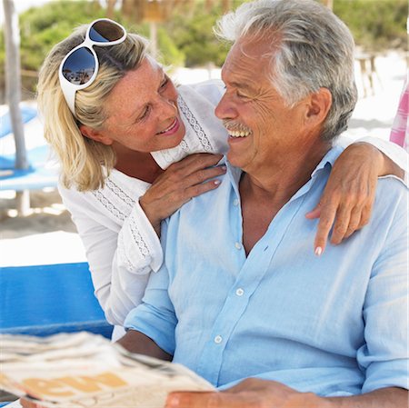 people laughing magazine - senior couple on beach with newspaper Stock Photo - Rights-Managed, Code: 841-03507721