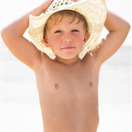 simsearch:841-03061780,k - Boy (6-8) on beach wearing straw hat Fotografie stock - Rights-Managed, Codice: 841-03507737