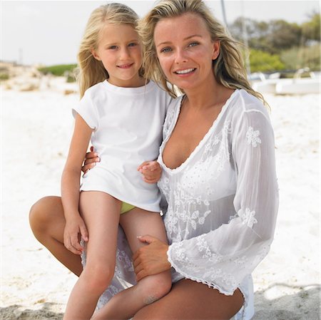 simsearch:841-03061780,k - Mother and daughter (6-8) on beach Fotografie stock - Rights-Managed, Codice: 841-03507738