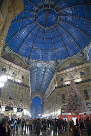 shop night windows - Vittorio Emanuele's Gallery, Milan, Lombardy, Italy, Europe Stock Photo - Rights-Managed, Code: 841-03507892