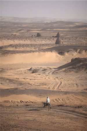 sudan - A man on mule-back traverses the desert around the ancient city of Old Dongola, Sudan, Africa Foto de stock - Con derechos protegidos, Código: 841-03507922