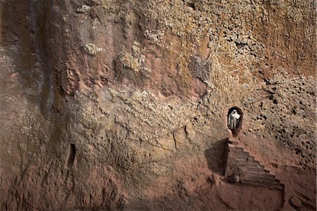 simsearch:841-02715439,k - Une femme émerge un tunnel menant à la creusées dans le roc église de pari Amanuel, Lalibela, Ethiopie, Afrique Photographie de stock - Rights-Managed, Code: 841-03507940