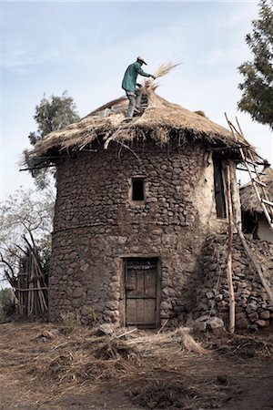 simsearch:841-02916968,k - Un homme thatches le toit de sa maison dans la ville de Lalibela, Ethiopie, Afrique Photographie de stock - Rights-Managed, Code: 841-03507941