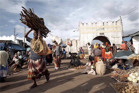 ethiopian woman - The market at the entrance to the Shoa Gate, one of six gates leading into the walled city of Harar, Ethiopia, Africa Stock Photo - Rights-Managed, Code: 841-03507943