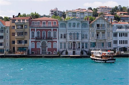 The restored waterfront buildings of Yenikoy on the Bosphorus, Istanbul, Turkey, Europe Foto de stock - Direito Controlado, Número: 841-03508005