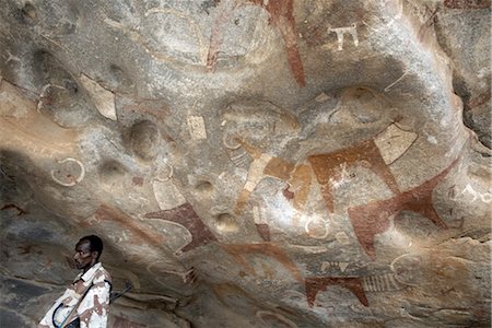 préhistorique - Une garde de peuplements Somaliland soldat à la 5000 ans cave peintures à Geel Lass grottes, Somaliland, nord de la Somalie, Afrique Photographie de stock - Rights-Managed, Code: 841-03502446