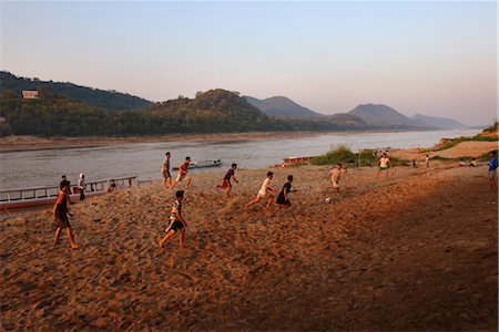 simsearch:841-03061780,k - Playing football on the banks of the Mekong river, Luang Prabang, Laos, Indochina, Southeast Asia, Asia Fotografie stock - Rights-Managed, Codice: 841-03502448