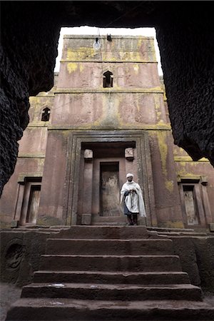 simsearch:841-02715468,k - Ein Priester steht am Eingang zu den Felskirchen Kirche von Bet Giyorgis (St. Georg), in Lalibela, UNESCO Weltkulturerbe, Äthiopien, Afrika Stockbilder - Lizenzpflichtiges, Bildnummer: 841-03502455