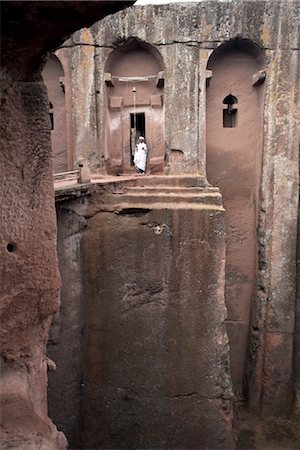 Un prêtre est à l'entrée beta pour le rupestres église de Gabriel-Raphael, à Lalibela, patrimoine mondial UNESCO, Ethiopie, Afrique Photographie de stock - Rights-Managed, Code: 841-03502451