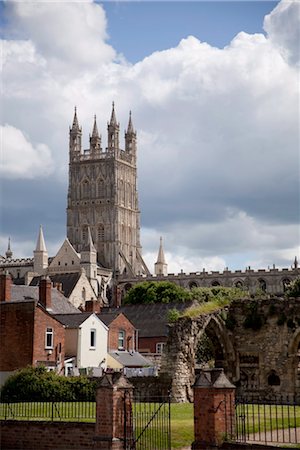 Gloucester Cathedral Tower and ruins of Bishop's Palace, Gloucester, Gloucestershire, England, United Kingdom, Europe Fotografie stock - Rights-Managed, Codice: 841-03517123