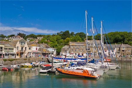 padstow - Busy tourist shops, small boats and yachts at high tide in Padstow harbour, Padstow, North Cornwall, England, United Kingdom, Europe Foto de stock - Con derechos protegidos, Código: 841-03517188