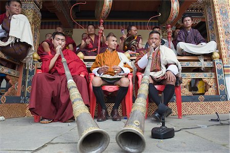 Monks playing horns and drums, Autumn Tsechu (festival) at Trashi Chhoe Dzong, Thimpu, Bhutan, Asia Foto de stock - Direito Controlado, Número: 841-03517355
