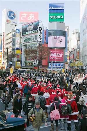 Christmas Santas walking across Shibuya crossing, Shibuya ward, Tokyo, Japan, Asia Stock Photo - Rights-Managed, Code: 841-03517370