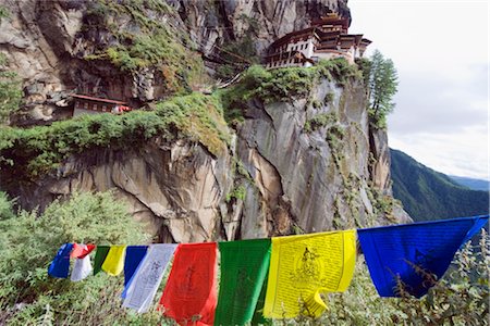 Gebetsfahnen am Tiger Nest (Taktsang Goemba), Paro-Tal, Bhutan, Asien Stockbilder - Lizenzpflichtiges, Bildnummer: 841-03517507