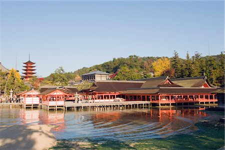 santuario - Pagoda and shrine buildings, Itsukushima Shrine, UNESCO World Heritage Site, Miyajima Island, Hiroshima prefecture, Japan, Asia Foto de stock - Con derechos protegidos, Código: 841-03517511