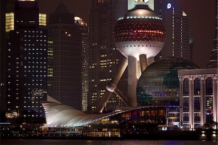 simsearch:841-03518326,k - L'Oriental Pearl Tower illuminé la nuit dans le quartier financier de Pudong Lujiazui, Shanghai, Chine, Asie Photographie de stock - Rights-Managed, Code: 841-03518297