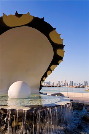 doha qatar city pictures - Pearl monument sur la baie de la Corniche de Doha avec le quartier des affaires de l'ouest de la baie sur l'horizon, à Doha, au Qatar, Moyen-Orient Photographie de stock - Rights-Managed, Code: 841-03518298