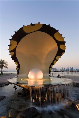 Pearl Monument on the Corniche of Doha Bay with the central business district of the West Bay on the horizon, Doha, Qatar, Middle East Fotografie stock - Rights-Managed, Codice: 841-03518302