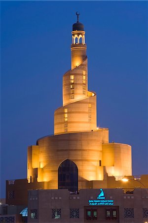 La mosquée illuminée en spirale du KOF Darwish Fakhroo Centre islamique à Doha basé sur la grande mosquée d'Al-Mutawwakil à Samarra en Irak, Doha, Qatar, Moyen-Orient Photographie de stock - Rights-Managed, Code: 841-03518303