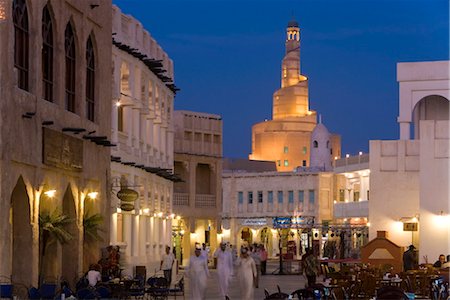 The restored Souq Waqif looking towards the illuminated spiral mosque of the Kassem Darwish Fakhroo Islamic Centre based on the Great Mosque in Samarra in Iraq, Doha, Qatar, Middle East Foto de stock - Con derechos protegidos, Código: 841-03518314