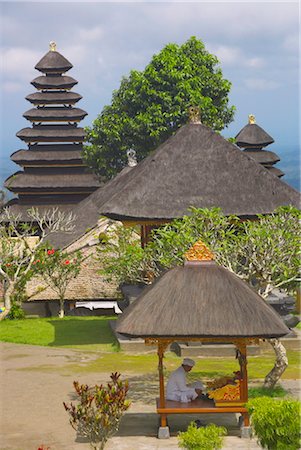 Homme lisant à Besakih Temple (Temple de la mère), Bali, Indonésie, Asie du sud-est, Asie Photographie de stock - Rights-Managed, Code: 841-03518374