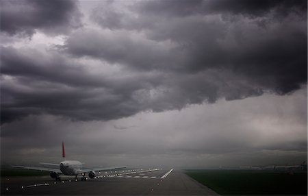 Plane ready for take off and stormy skies, Heathrow Airport, London, England, United Kingdom, Europe Foto de stock - Con derechos protegidos, Código: 841-03520066