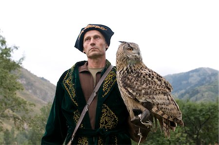 Chasseur eagle kirghize avec une roche grand-duc (Bubo bengalensis), PetroVietnam Eagle Farm, Kazakhstan, Asie centrale Photographie de stock - Rights-Managed, Code: 841-03520102