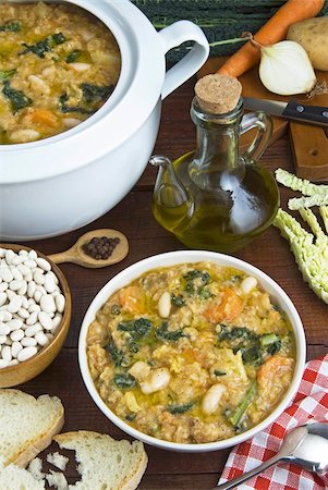 potato soup - Ribollita soup (Florentine soup) made of ribollita with beans, cabbage, carrot, onion, bread, potato and olive oil, Florence (Firenze), Tuscany, Italy, Europe Foto de stock - Con derechos protegidos, Código: 841-03674583