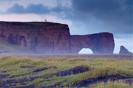 Inselberg Dyrholaey et falaises, point plus au sud de l'Islande, de la côte basse altitude près de Vik, en Islande, les régions polaires Photographie de stock - Rights-Managed, Code: 841-03674755