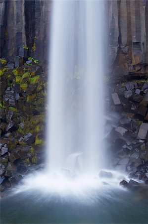 simsearch:841-03674786,k - Eau tumbling sur des colonnes de basalte noir à la célèbre cascade de Svartifoss dans le Parc National de Skaftafell, Islande sud-est (Austurland), Islande, régions polaires Photographie de stock - Rights-Managed, Code: 841-03674767