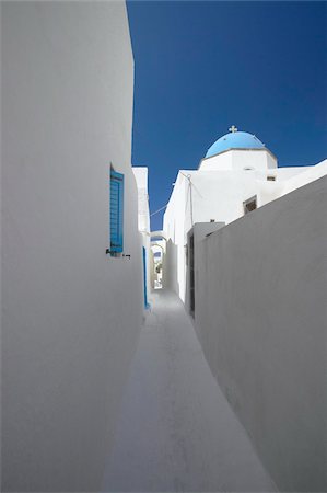 White street and church in Santorini (Thira), Cyclades, Greek Islands, Greece, Europe Foto de stock - Direito Controlado, Número: 841-03674995