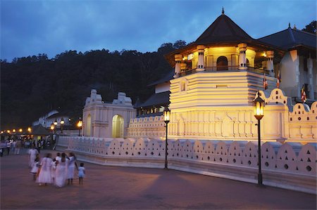 simsearch:841-05796428,k - Personnes à l'extérieur du Temple de la dent (Sri Dalada Maligawa) au crépuscule, patrimoine mondial UNESCO, Kandy, Sri Lanka, Asie Photographie de stock - Rights-Managed, Code: 841-03675215