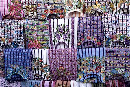 Huipiles traditionnels faits à la main (chemisiers) à vendre dans le marché, Panajachel, lac Atitlan, au Guatemala, l'Amérique centrale Photographie de stock - Rights-Managed, Code: 841-03675303