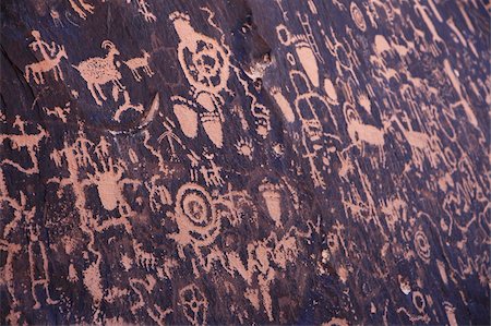 pictografía - Ancient American Indian petroglyphs at Newspaper Rock, Indian Creek, Canyonlands National Park, Utah, United States of America, North America Foto de stock - Con derechos protegidos, Código: 841-03675352