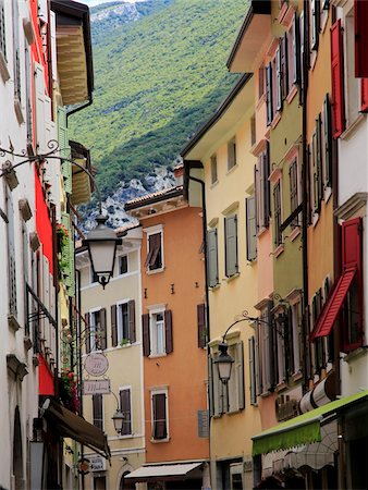 Une rue dans le centre de la ville médiévale d'Arco, près de lac de garde et Vérone, les Dolomites italiennes, région de Trento, Alpes centrales, Trentinto-Haut-Adige, Italie, Europe Photographie de stock - Rights-Managed, Code: 841-03675373