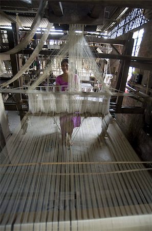 Woman at village silk loom weaving Assam Muga natural undyed silk in Sualkuchi, Assam, India, Asia Foto de stock - Con derechos protegidos, Código: 841-03675404