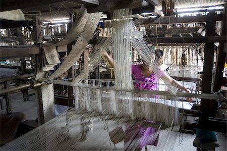 sedoso - Woman at village silk loom weaving Assam Muga natural undyed silk in Sualkuchi, Assam, India, Asia Foto de stock - Con derechos protegidos, Código: 841-03675403